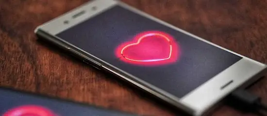 Person using a dating app with safety in mind