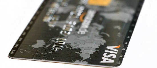 Vermeende ingenieurs op een booreiland maken vaak gebruik van fraude met een naar verluidt geblokkeerde creditcard.